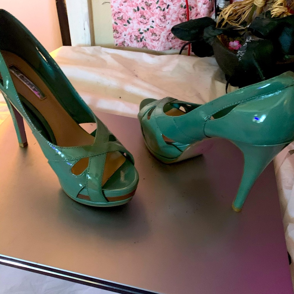 Halston size 8 Heels